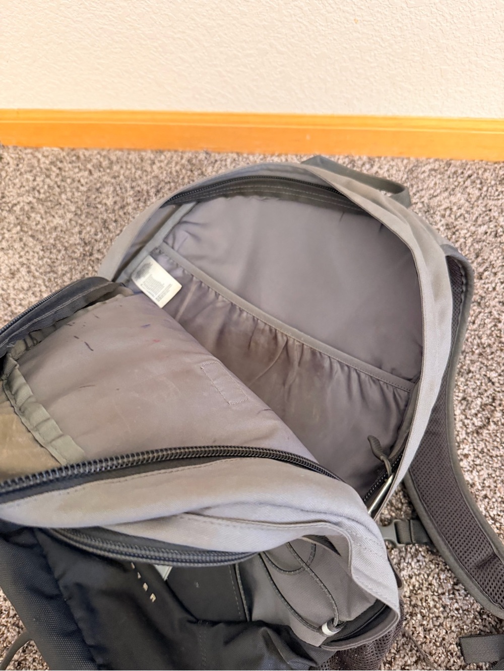 The North Face 28L Jester Men's Gray/Black Backpack - Picture 6 of 6